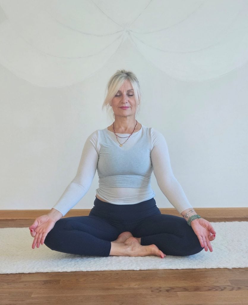 Portät von Yogalehrerin Enikö Schwarte in meditativer Sitzhaltung in Wuppertal