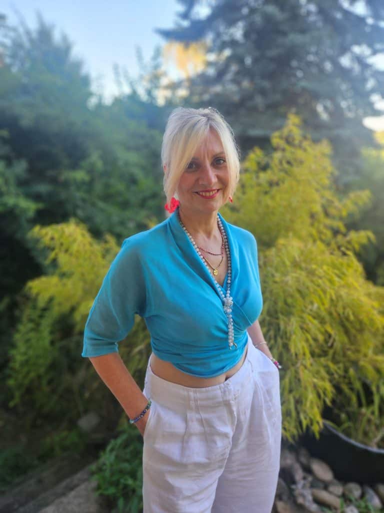 Portät von Yogalehrerin Enikö Schwarte in ihrem Garten vor dem Yogastudio