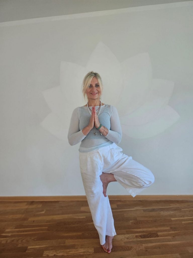 Im Yoga Studio YES erlebst du Yoga lebendig, individuell und wirksam. Yoga beginnt nicht mit einer perfekten Asana, sondern mit dir.